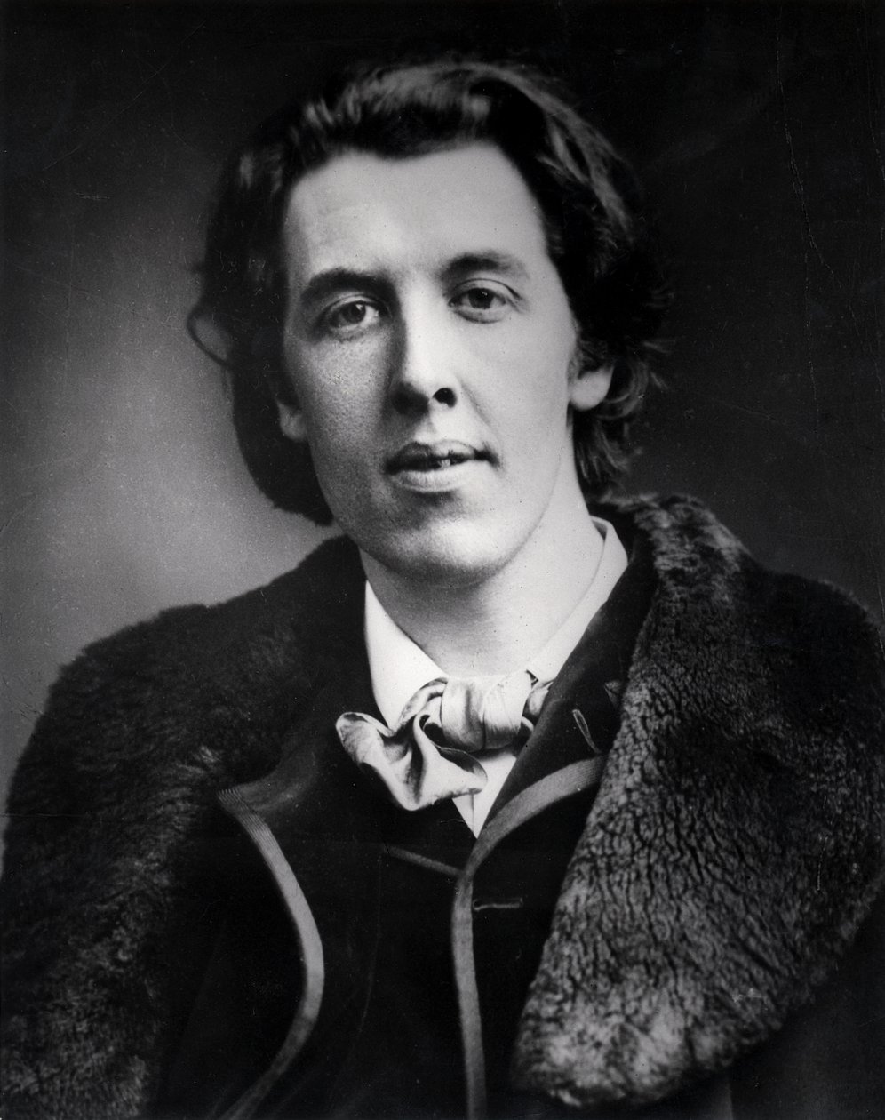 Portret van Oscar Wilde (1854-1900) met een overjas met bontkraag gekocht voor zijn reis naar Amerika, 1881 door English Photographer