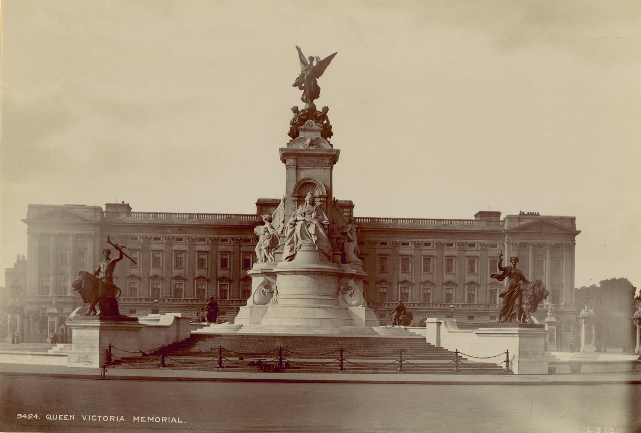 Queen Victoria Memorial door English Photographer