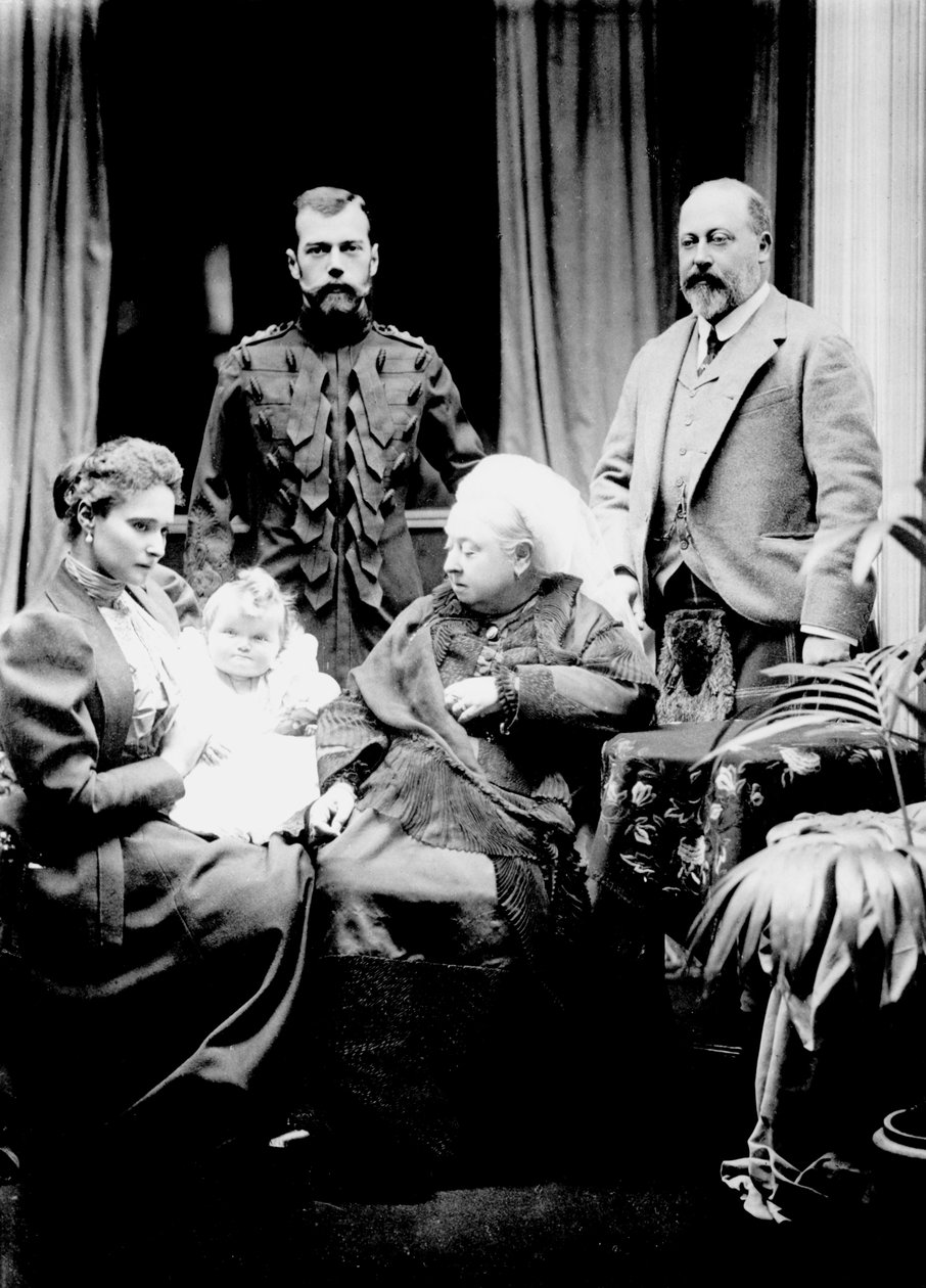 Koningin Victoria, tsaar Nicolaas II, tsarina Alexandra Fjodorovna, haar dochter Olga Nikolaevna en Albert, prins van Wales gefotografeerd in Balmoral door English Photographer