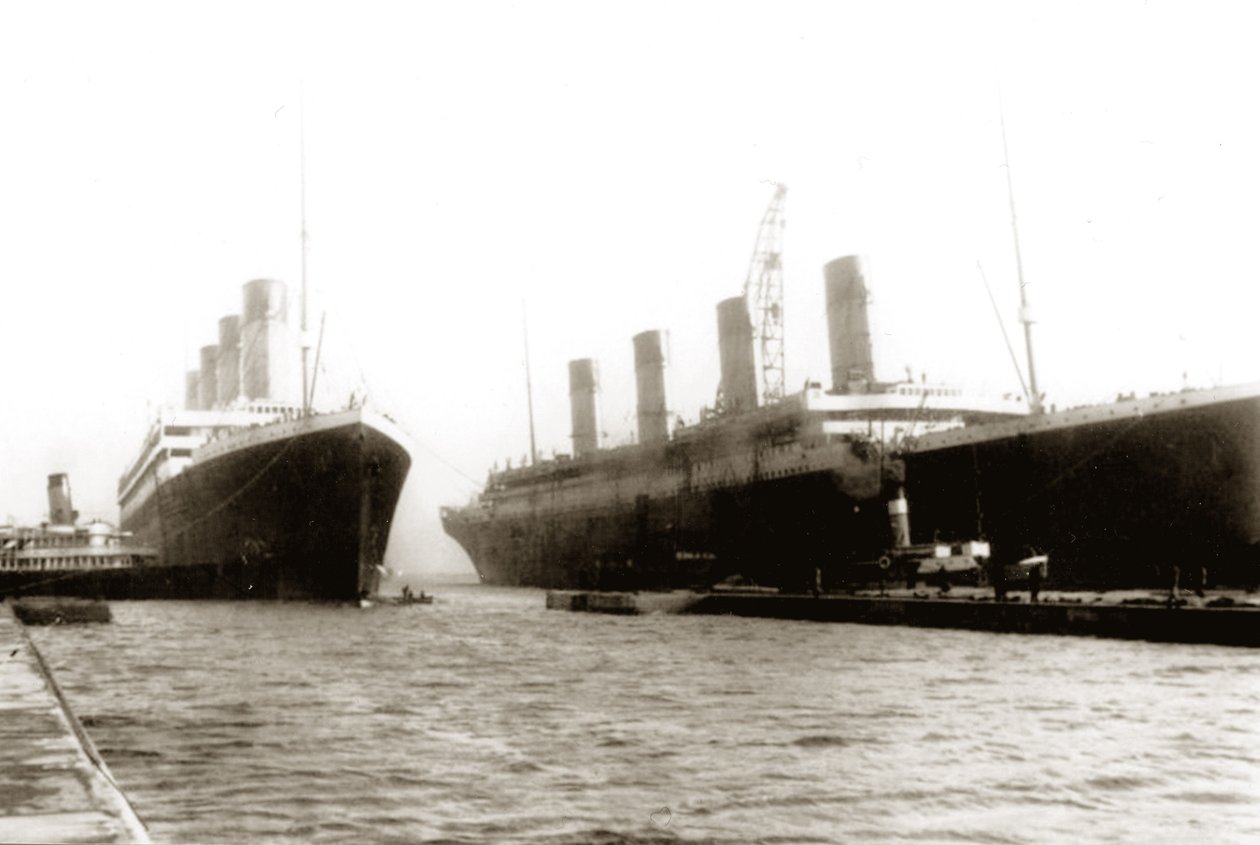 RMS Titanic wordt uit het droogdok verplaatst om haar zusterschip, RMS Olympic, een schroef te laten vervangen, 6 maart 1912 door English Photographer