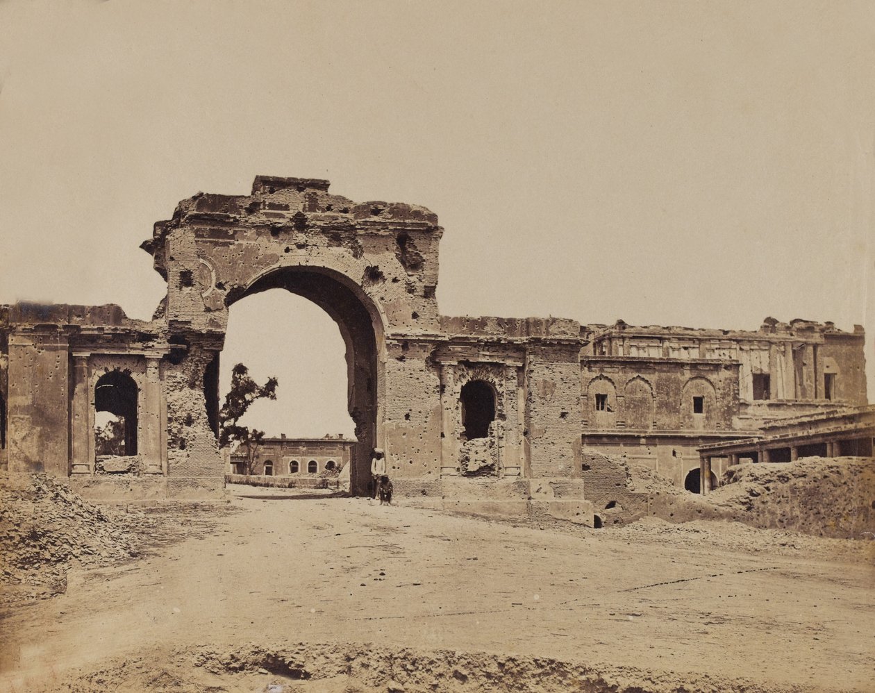 Vernielde poort, ca. 1858 (sepia foto) door English Photographer