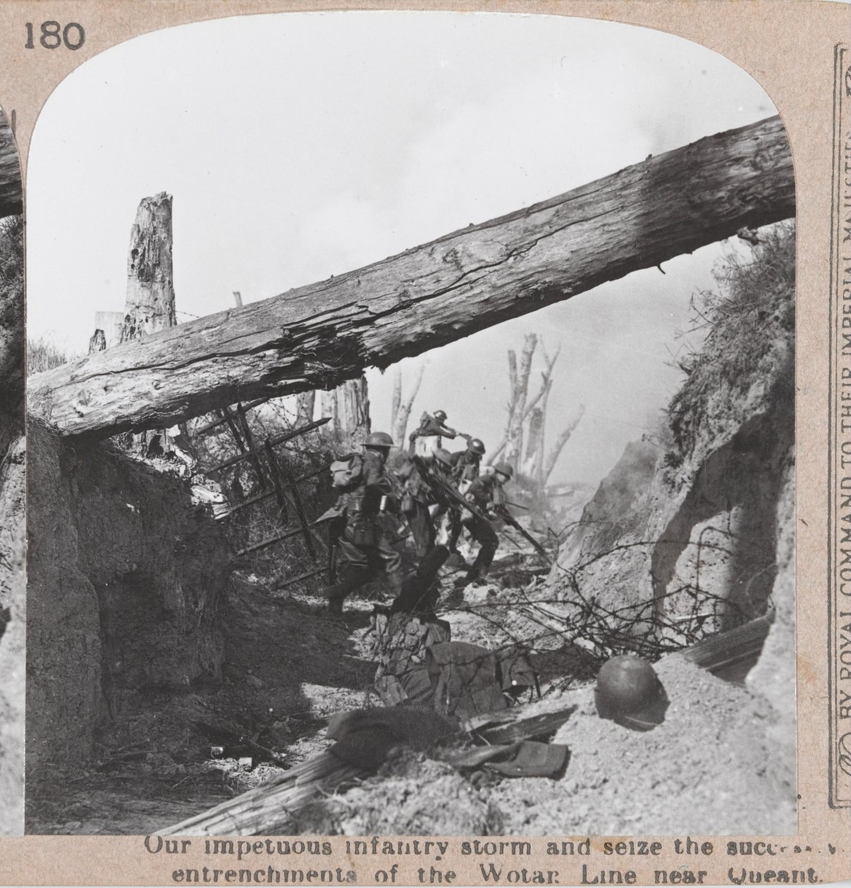 Inname van de Duitse loopgraven tijdens het Amiens-offensief, 1918 door English Photographer