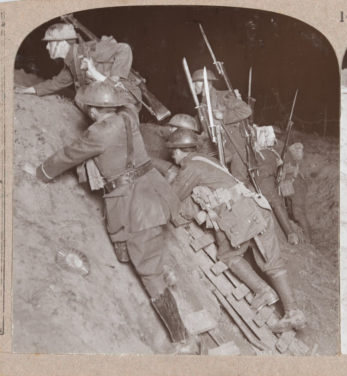 Soldaten in een loopgraaf tijdens het Amiens-offensief, 1918 door English Photographer