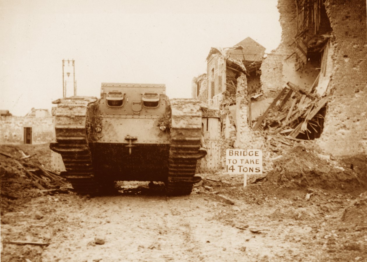 Tank in actie, 1916-17 door English Photographer