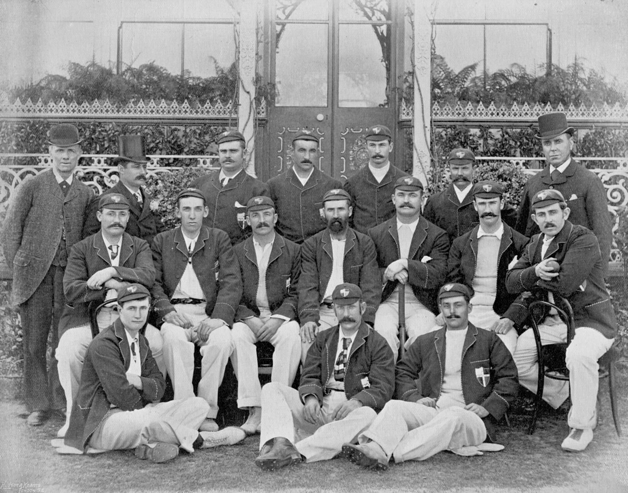 De Australiërs, 1893 Achtste Team, uit Beroemde Cricketers en Cricketvelden, uitgegeven door Hudson en Kearns, 1895 door English Photographer