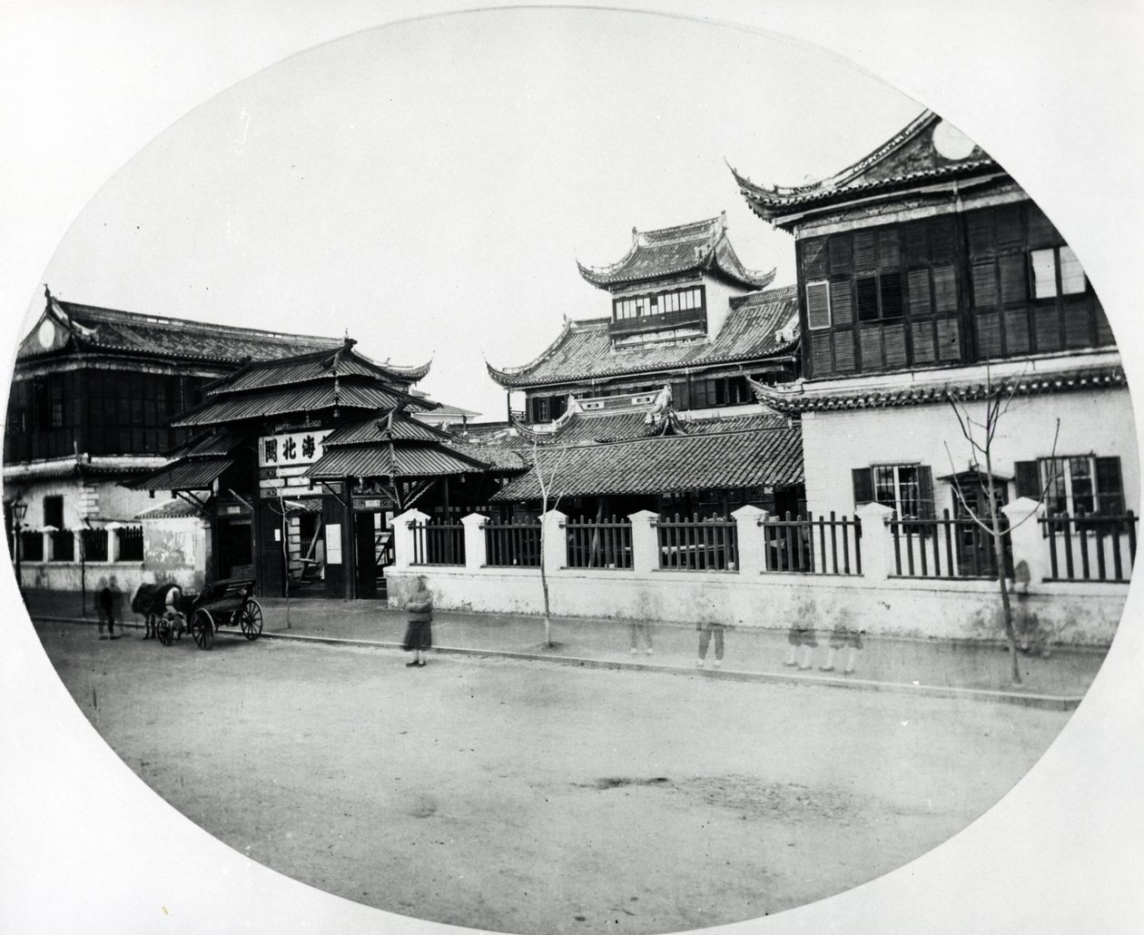 Het Douanegebouw, Shanghai, c.1868-70 door English Photographer