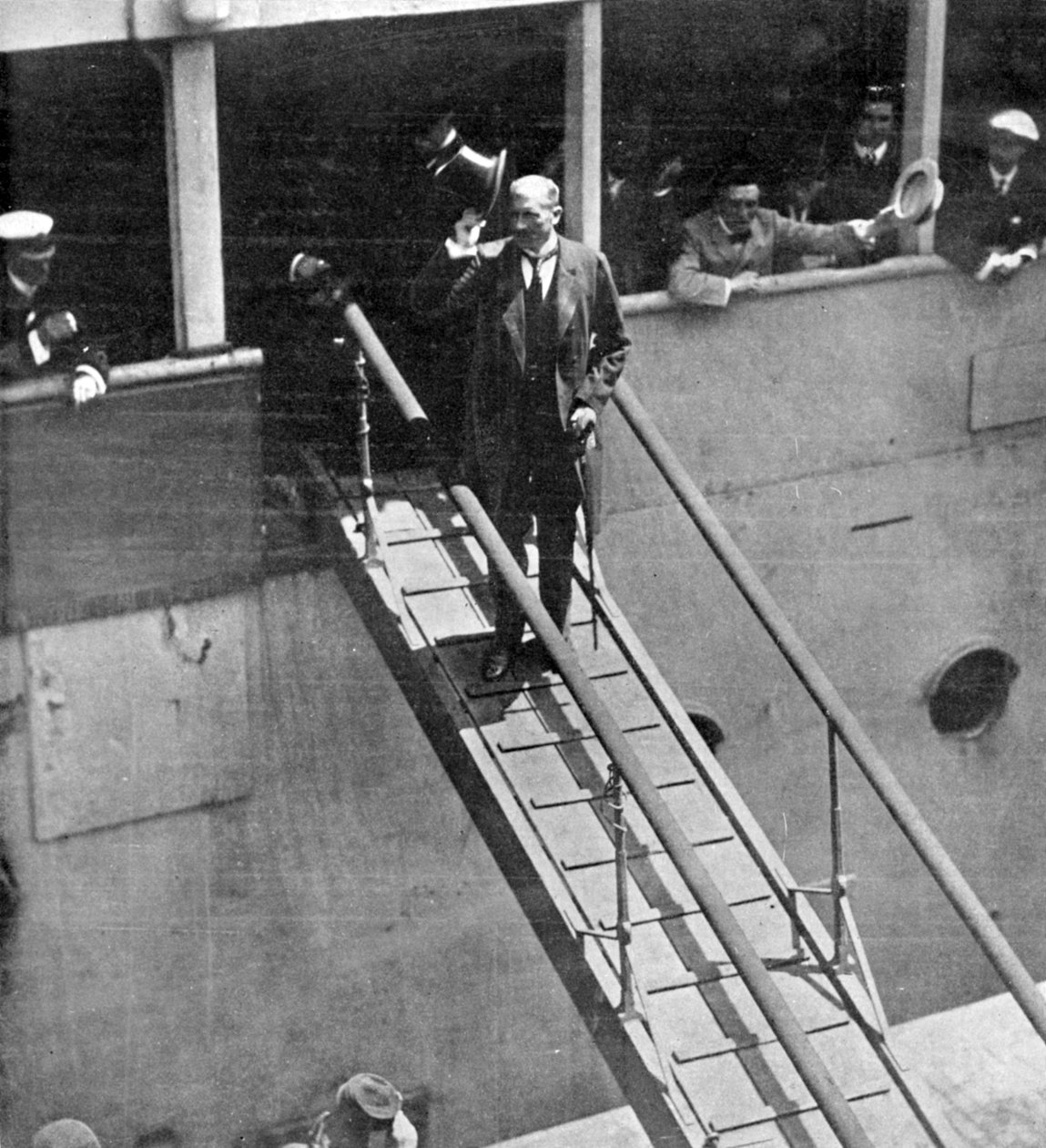De Ontvangst van Lord Milner, voorpagina van The King, 1 juni 1901 door English Photographer