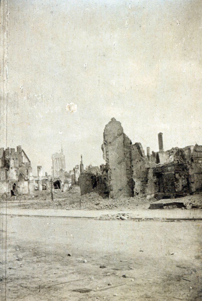 Het Plein, Ieper, juni 1915 door English Photographer
