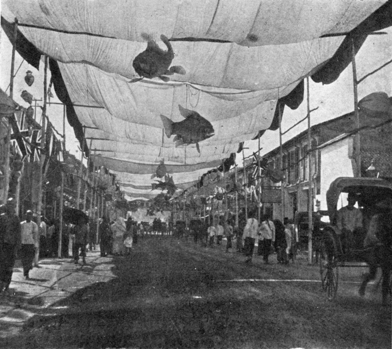 De Versieringen in de Hoofdstraat, Singapore, illustratie uit The King, 25 mei 1901 door English Photographer