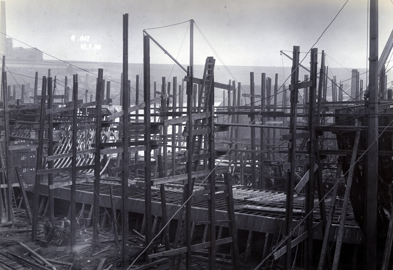 De ijsbrekende treinveerboot SS Baikal in frame tijdens de bouw door Sir W.G. Armstrong Mitchell and Co. Ltd., op de Low Walker scheepswerf, Newcastle upon Tyne in 1896, Yard No. 647 door English Photographer