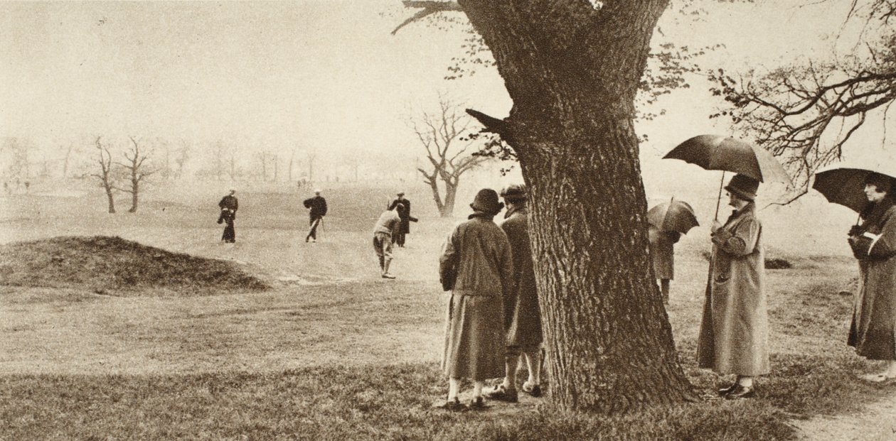 De negende green op de Tooting Bec golfbaan, uit Wonderful London, gepubliceerd 1926-27 door English Photographer