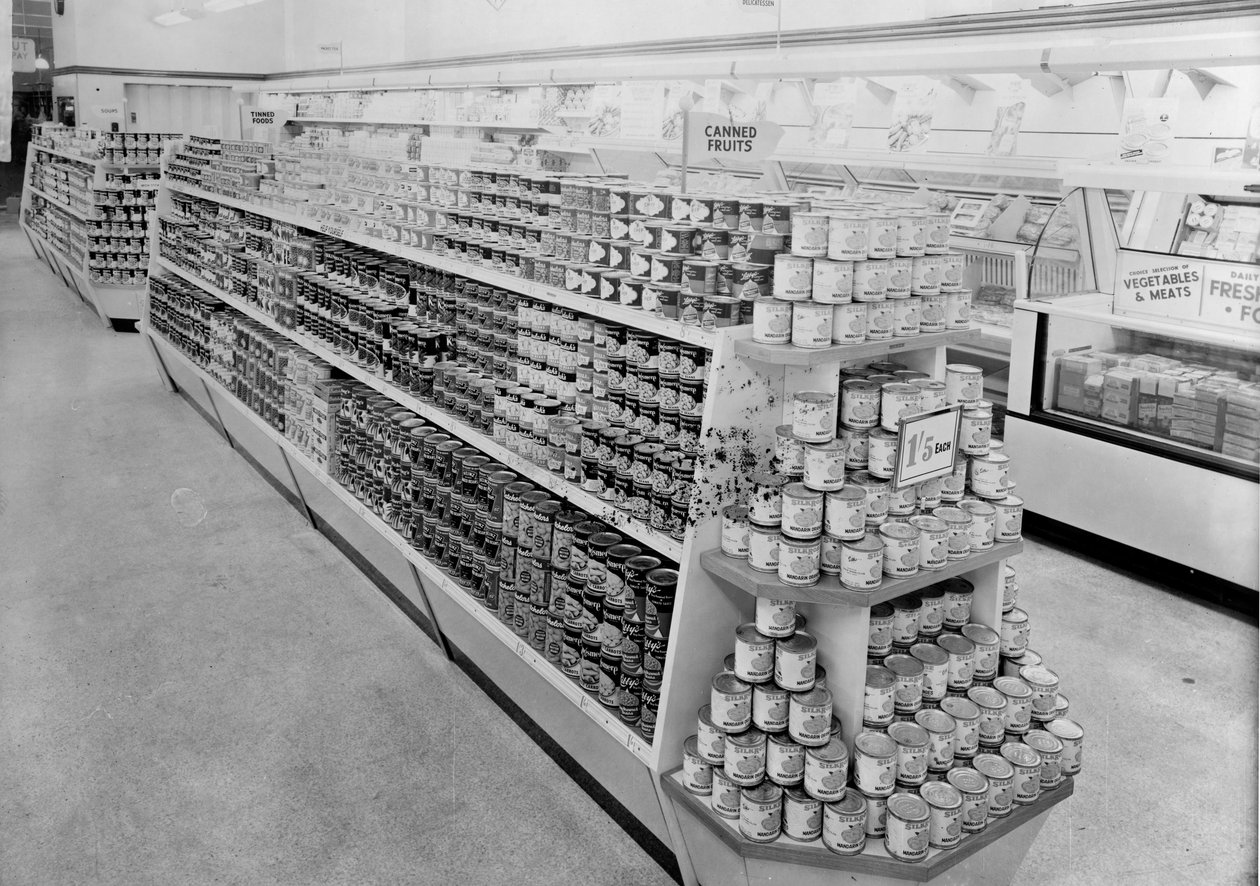 Blikvoedselgang, Woolworths winkel, 1956 door English Photographer