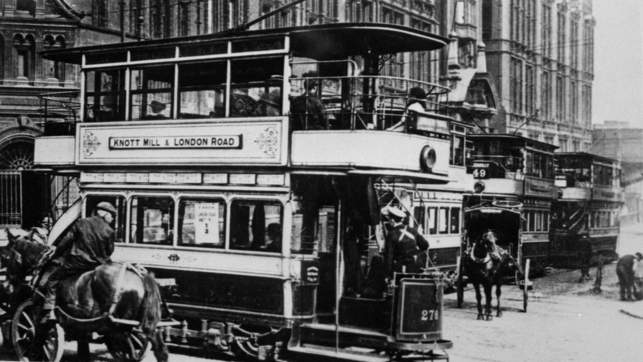 Trams in Manchester, ca. 1900 door English Photographer