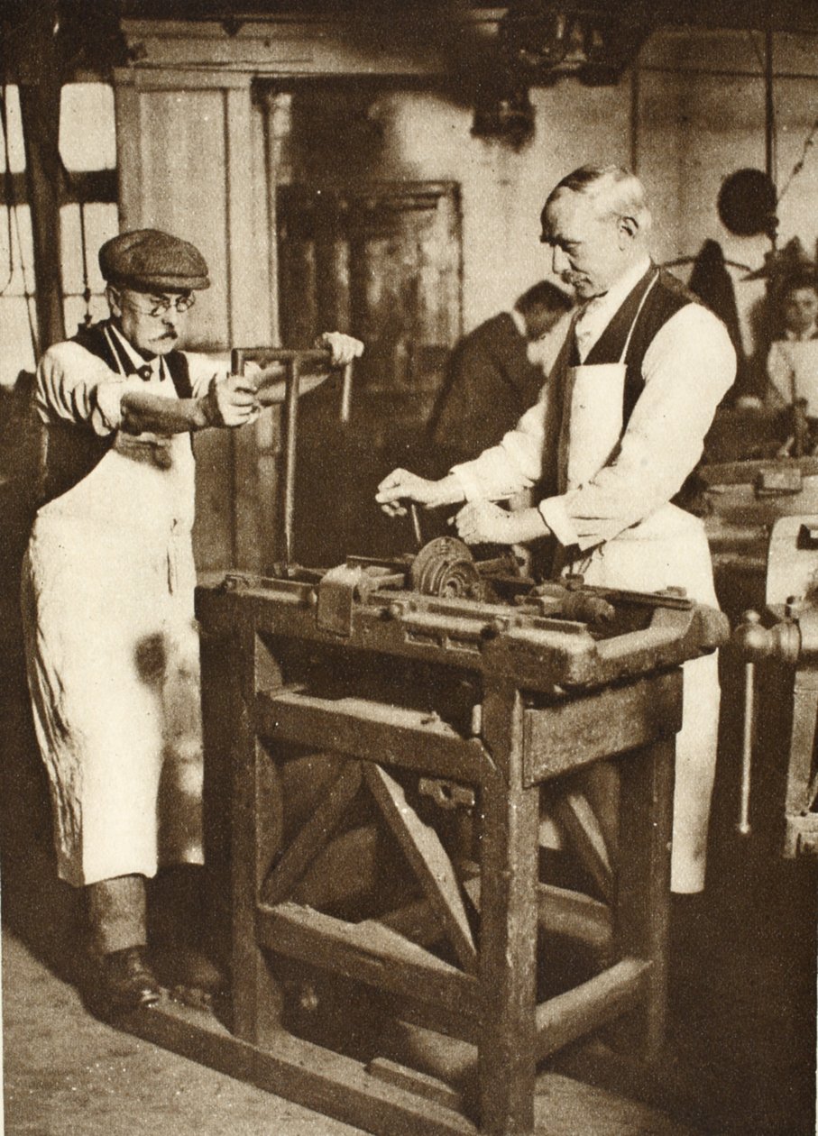 Twee oudere slotenmakers die sleutelcilinders snijden, uit Wonderful London, gepubliceerd 1926-27 door English Photographer