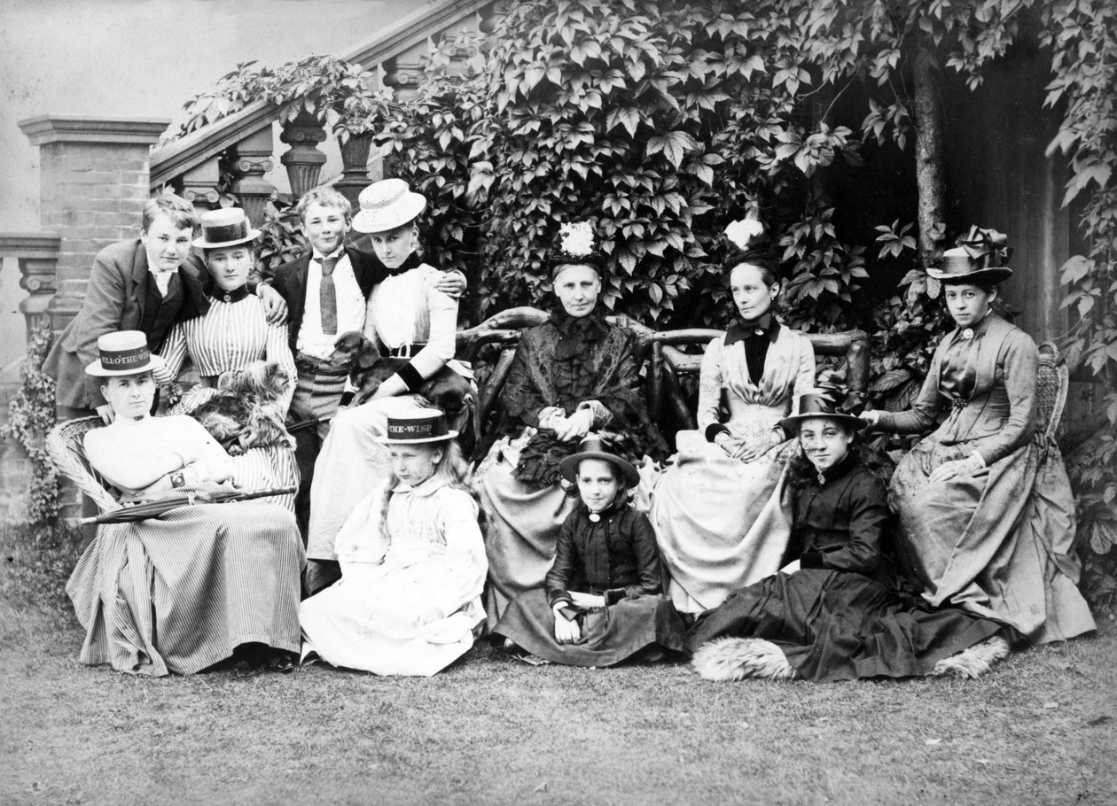 Victoriaans Groepsportret, c.1890 door English Photographer