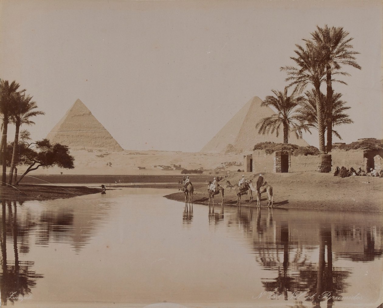 Uitzicht op de piramides, Egypte, 1893 door English Photographer