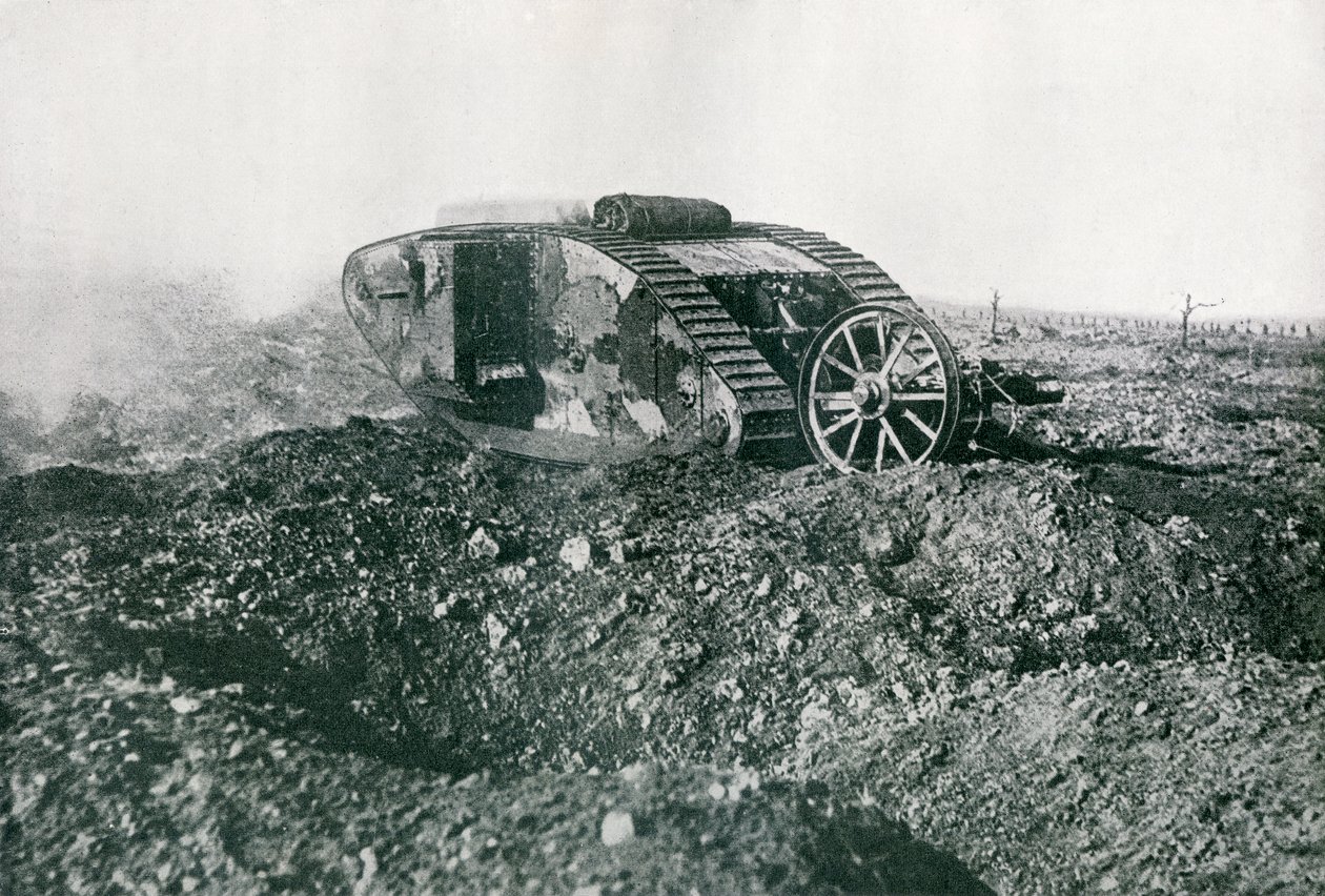 Britse Tank in actie aan het Westfront, 1917 door English Photographer