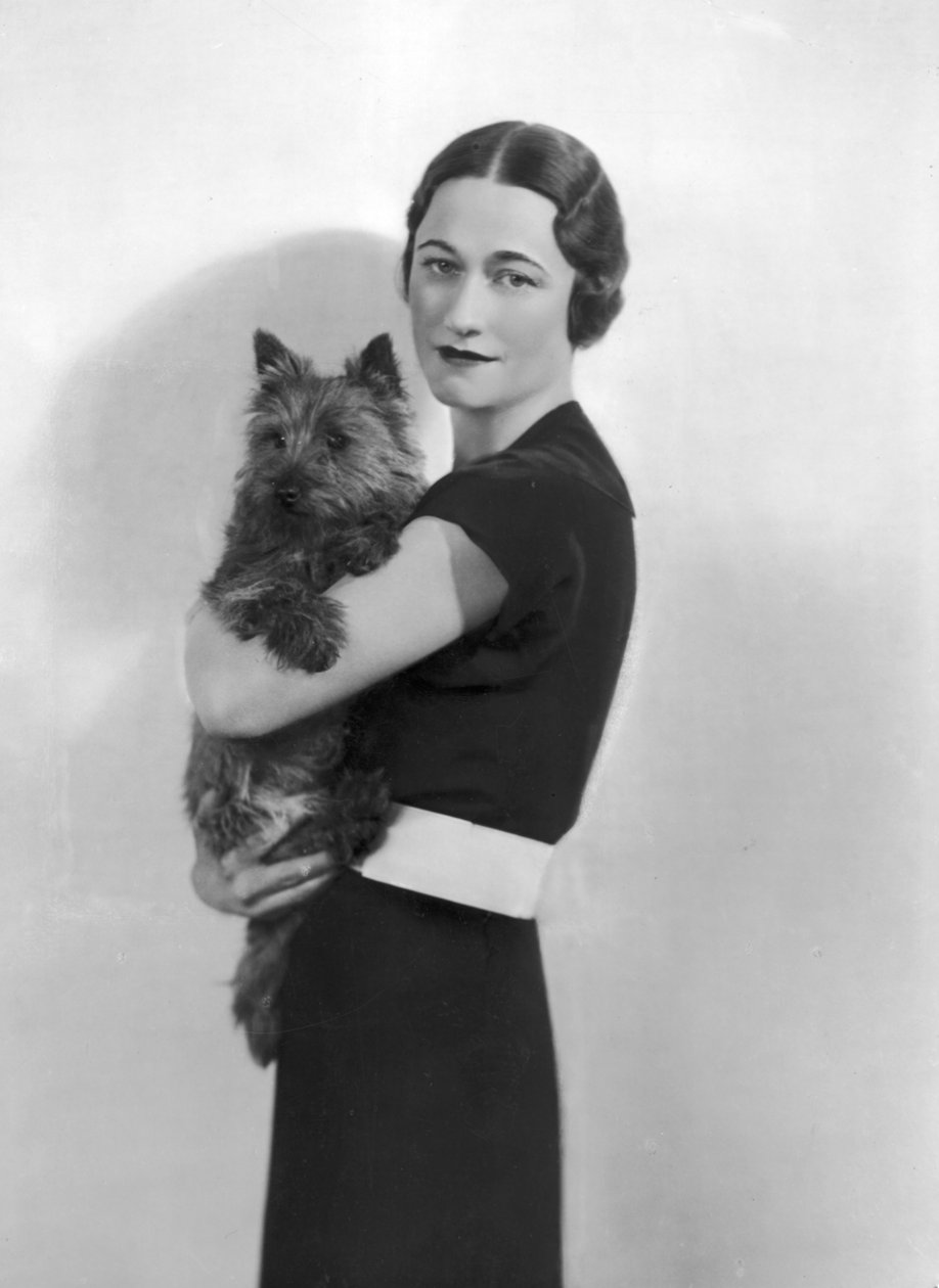 Wallis Simpson met haar hond, 1935 door English Photographer