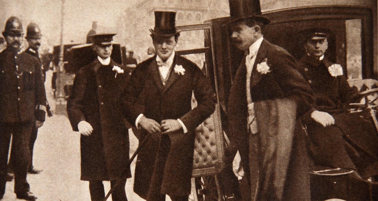 Winston Churchill arriveert bij de deuren van St. Margaret