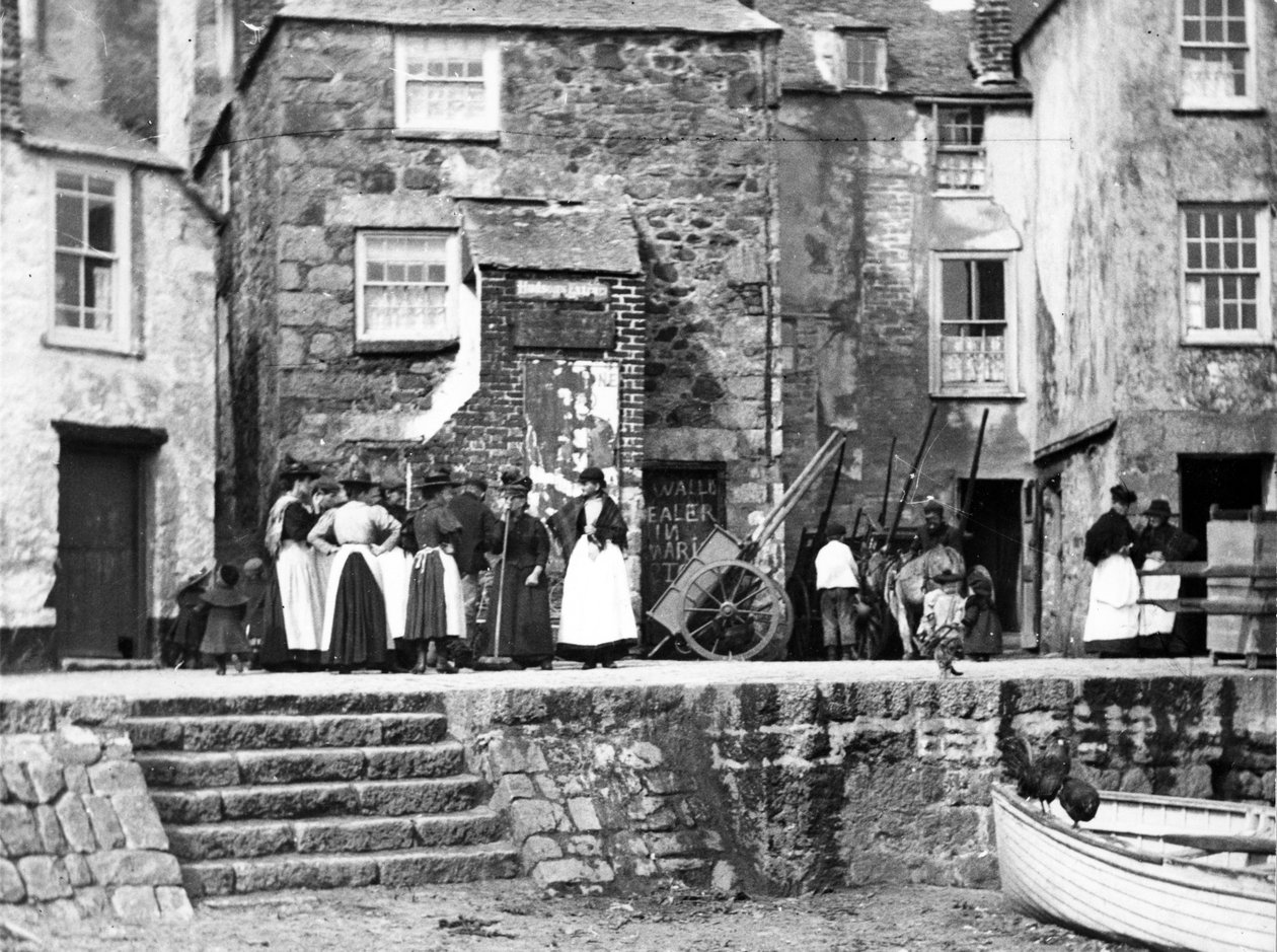 Vrouwen aan de Zeekant in St Ives, c.1890 door English Photographer