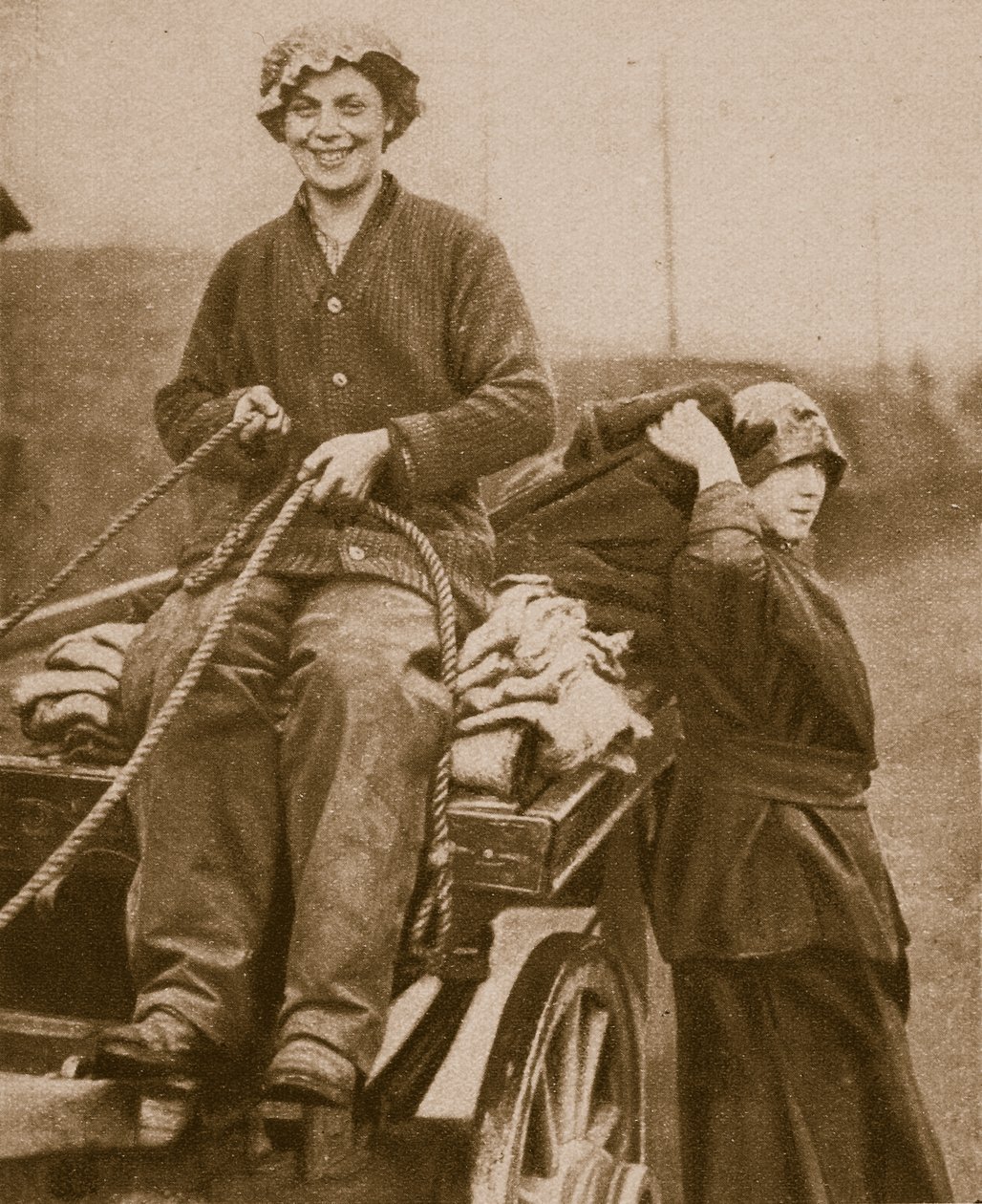 Vrouwenarbeiders die een kar besturen, 1914-19 door English Photographer
