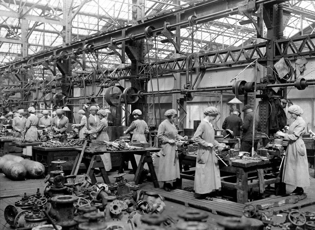 Vrouwen werken in een fabriek door English Photographer