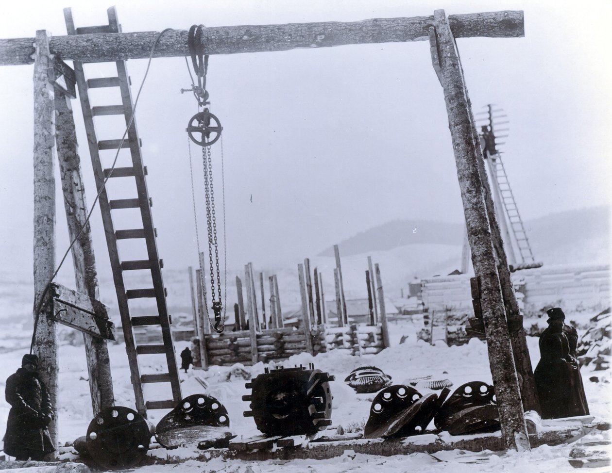 Yard no. 647, Baikal. De bakboordschroef van de ijsbrekende treinveerboot Baikal na berging van de bodem van het Baikalmeer door English Photographer