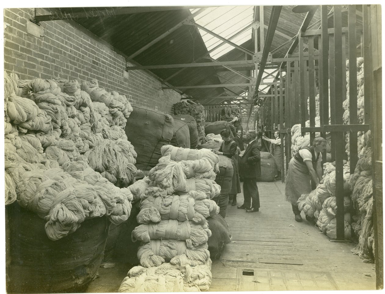 Garenopslag, tapijtfabriek, 1923 door English Photographer