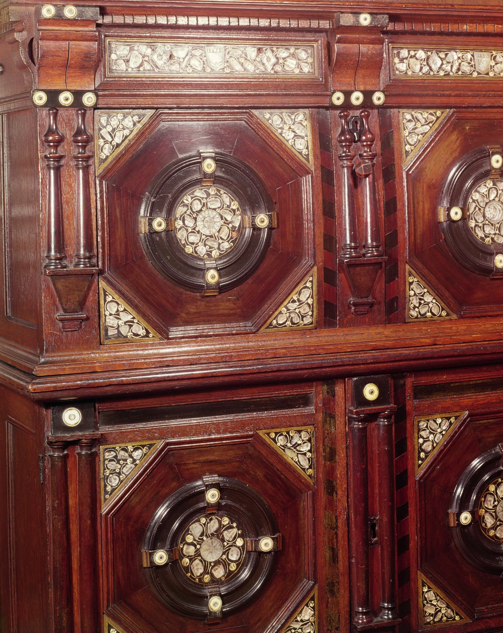 Kast (eikenhout ingelegd met parelmoer en been) (detail) door English School