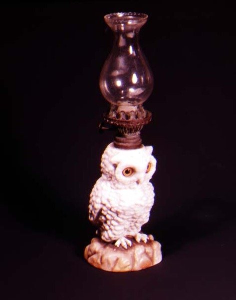 Doulton uil met glazen kraalogen op rotswerk, c.1880 door English School