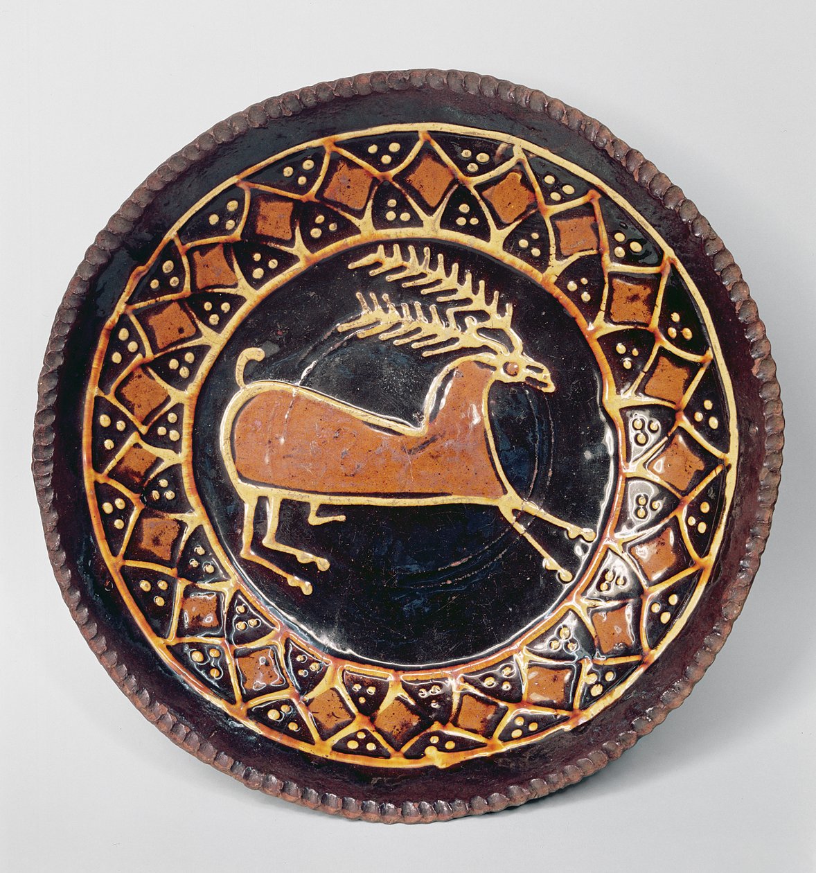Staffordshire slipware schaal versierd met een hert, midden 18e eeuw door English School
