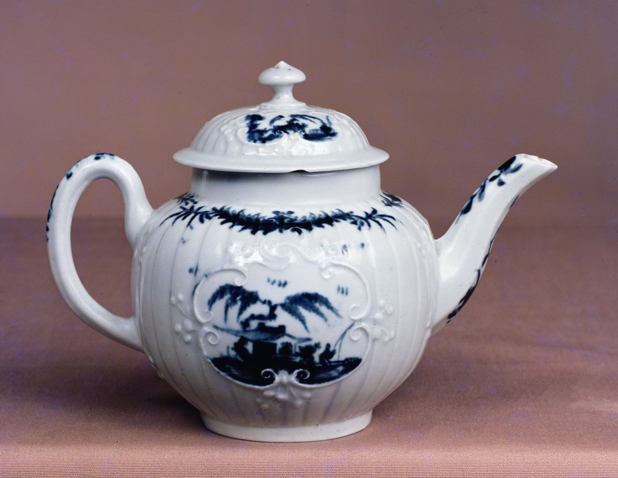 Worcester theepot, c.1755 door English School