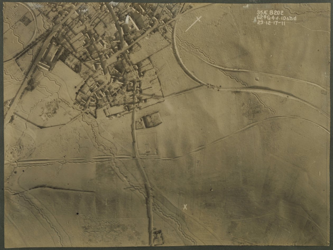 Luchtfoto met loopgraven uit de Eerste Wereldoorlog, 1917 door English Photographer