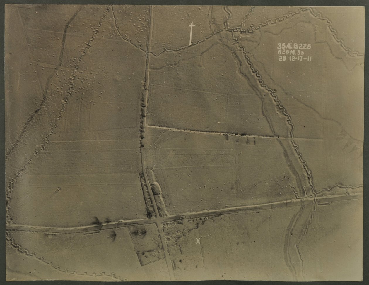 Luchtfoto met loopgraven uit de Eerste Wereldoorlog, 1917 door English Photographer