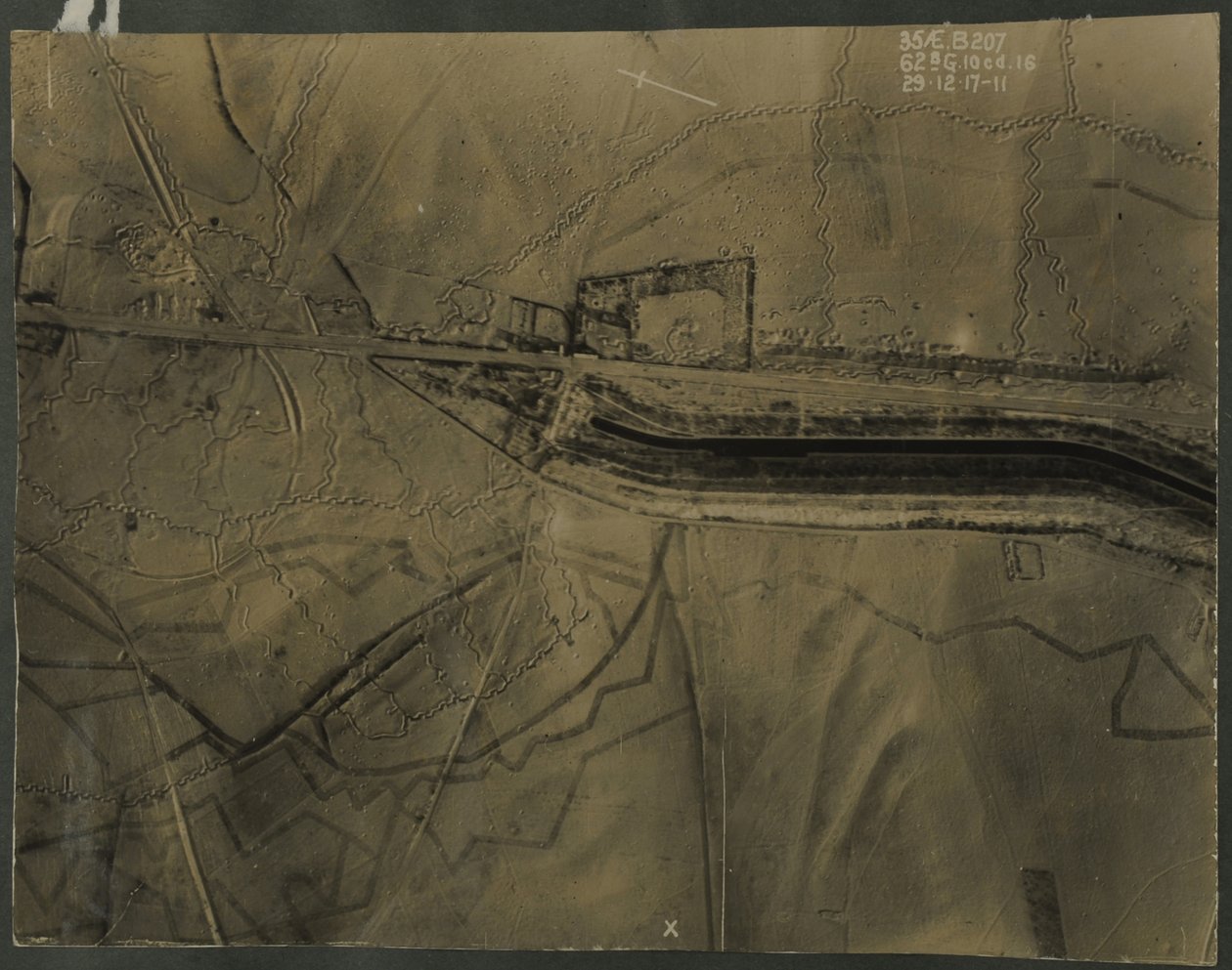 Luchtfoto met loopgraven uit de Eerste Wereldoorlog, 1917 door English Photographer