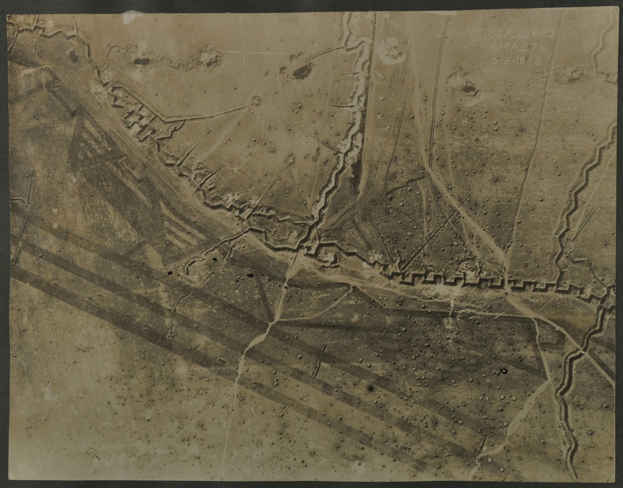 Luchtfoto met loopgraven uit de Eerste Wereldoorlog, 1918 door English Photographer
