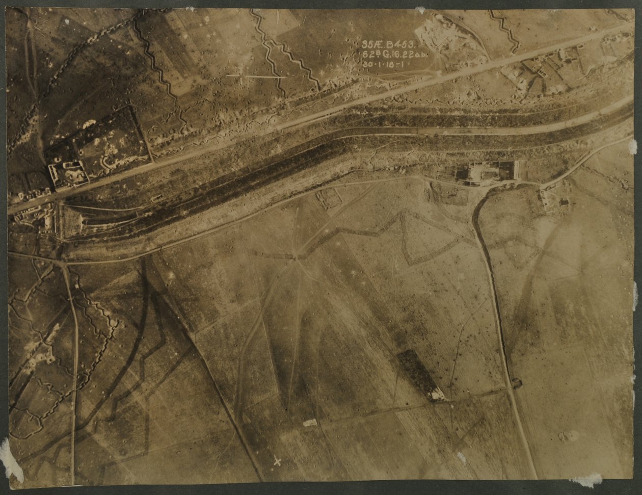 Luchtfoto met loopgraven uit de Eerste Wereldoorlog, 1918 door English Photographer