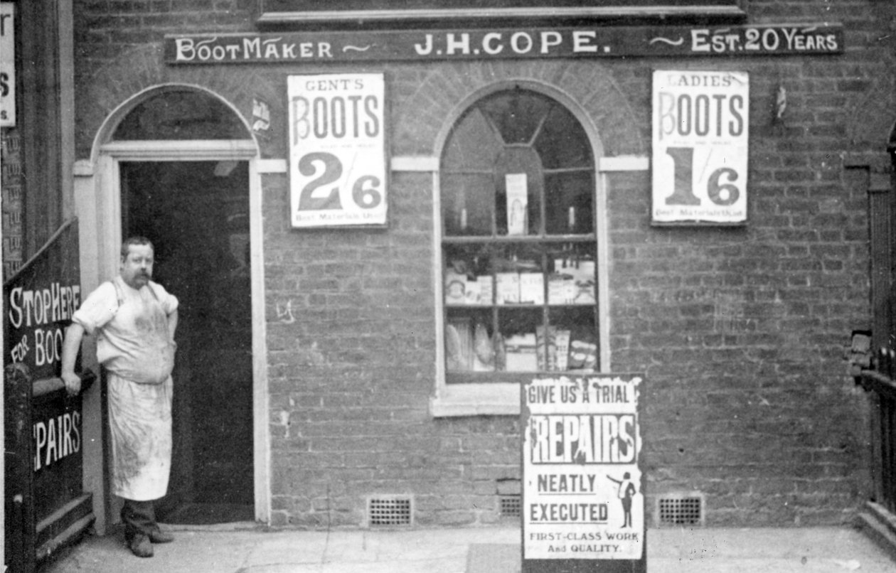 Schoenmaker J. H. Cope, eind 19e eeuw door English Photographer