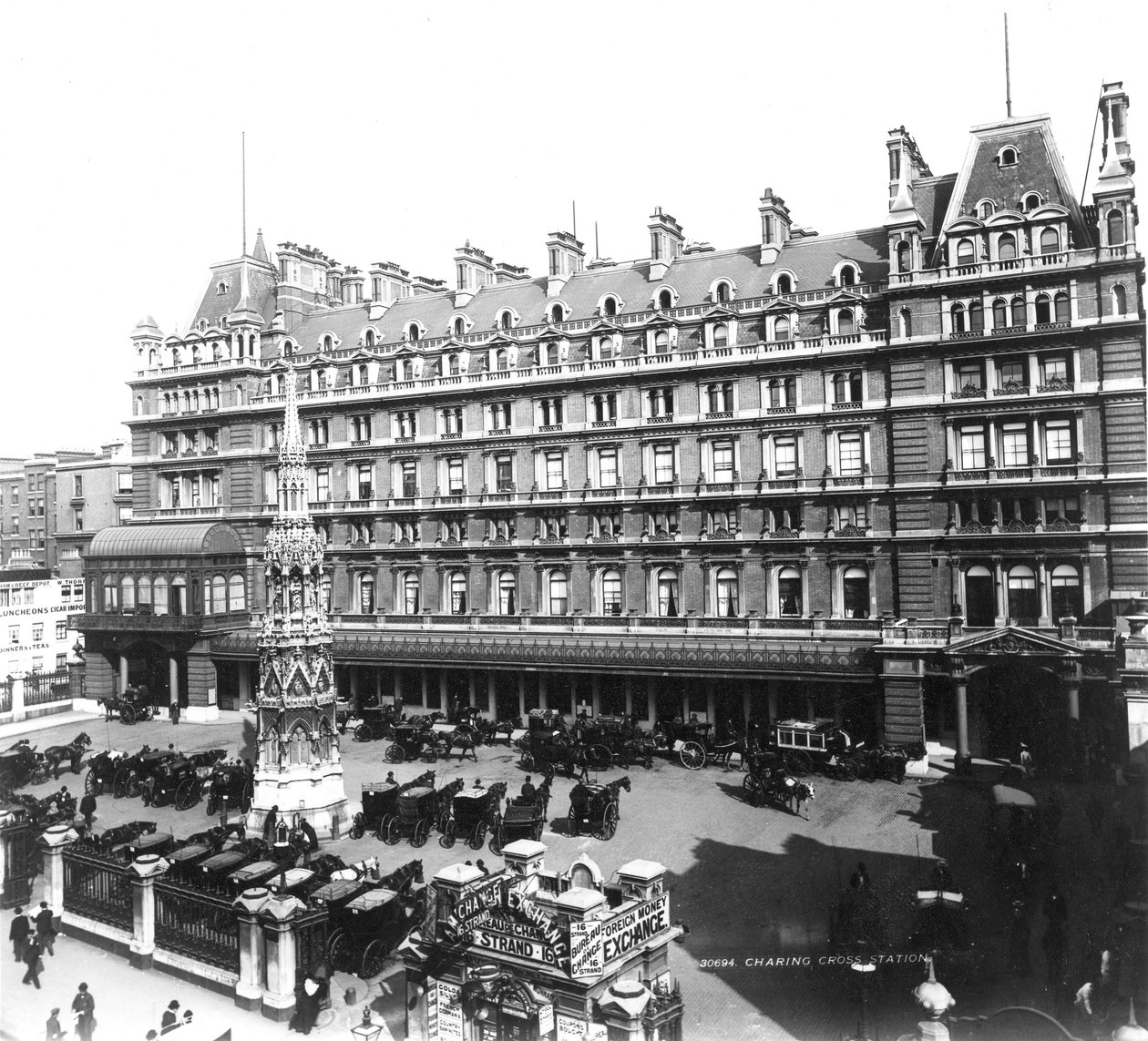 Charing Cross Station Hotel, ca. 1890 door English Photographer
