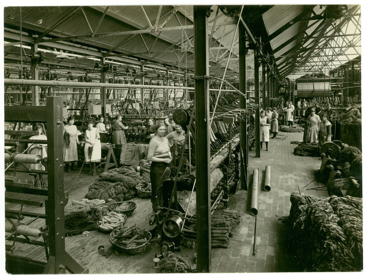 Chenille opwinden, tapijtfabriek, 1923 door English Photographer