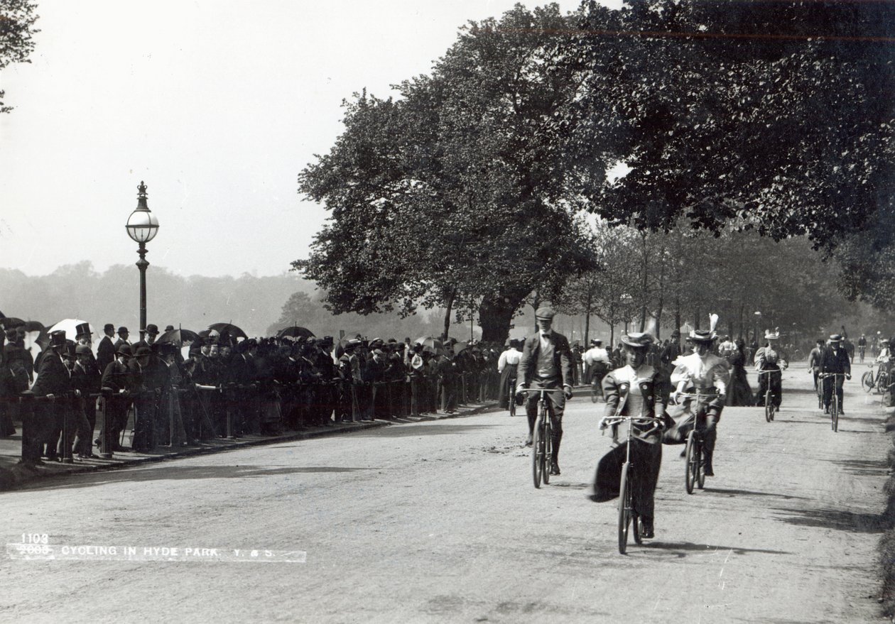 Fietsen in Hyde Park, ca. 1910 door English Photographer