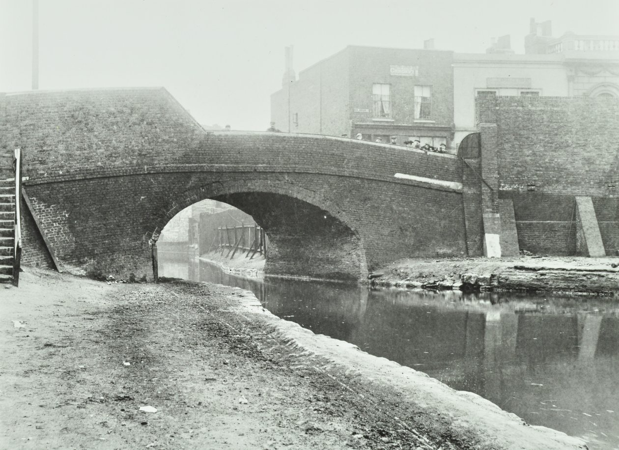 Old Victory Bridge, 1895 door English Photographer