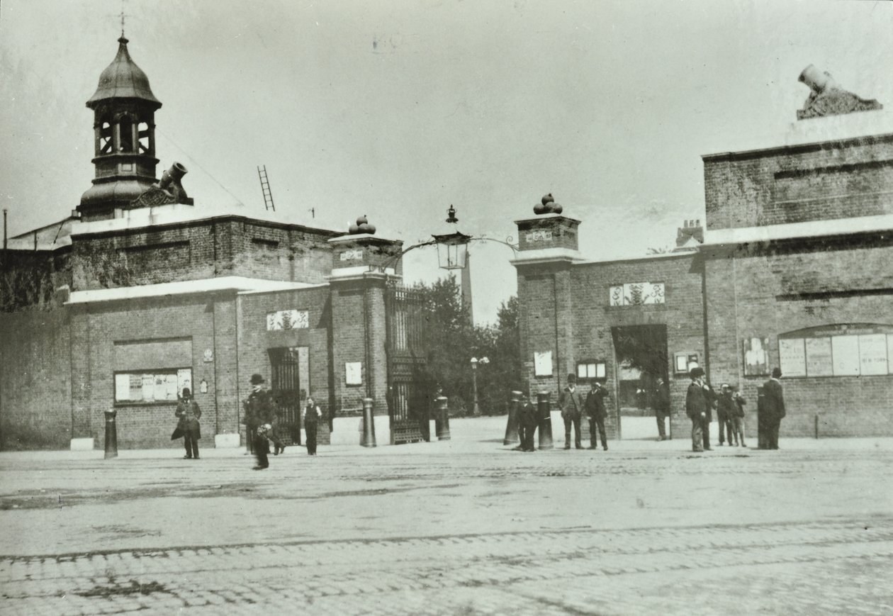 Hoofdingang van Royal Arsenal, 1890 door English Photographer
