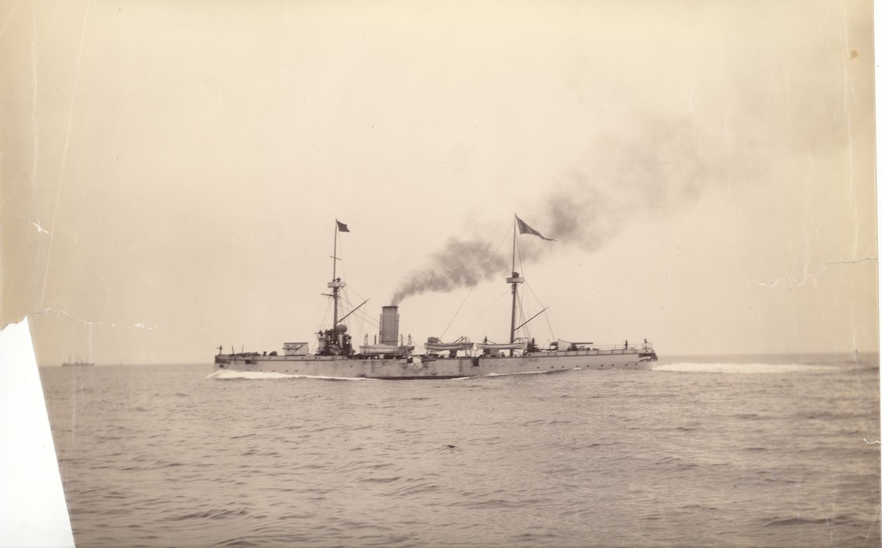 De "Chih Yuan" op zee, ca. 1886 door English Photographer