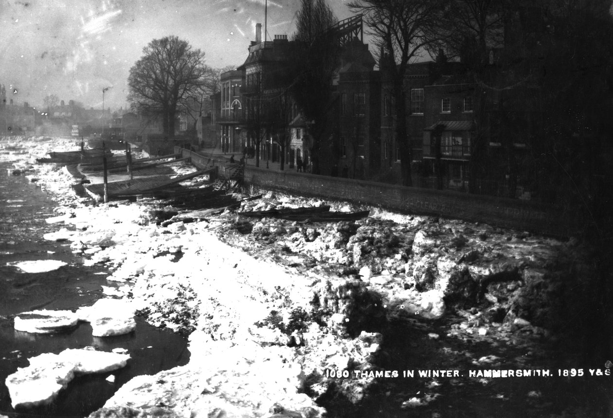 De Theems bij Hammersmith in de winter, 1895 door English Photographer