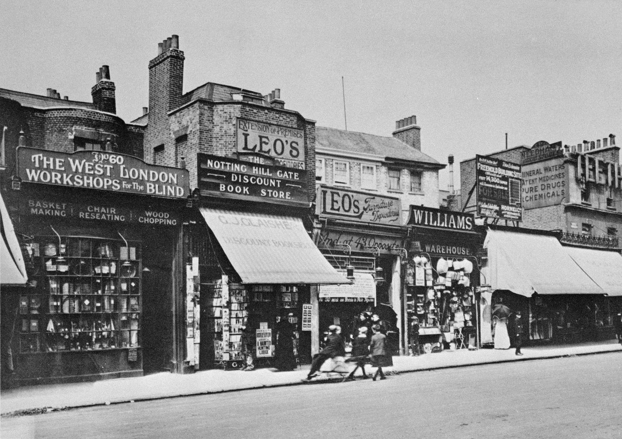 Zicht op Notting Hill Gate, ca. 1913 door English Photographer