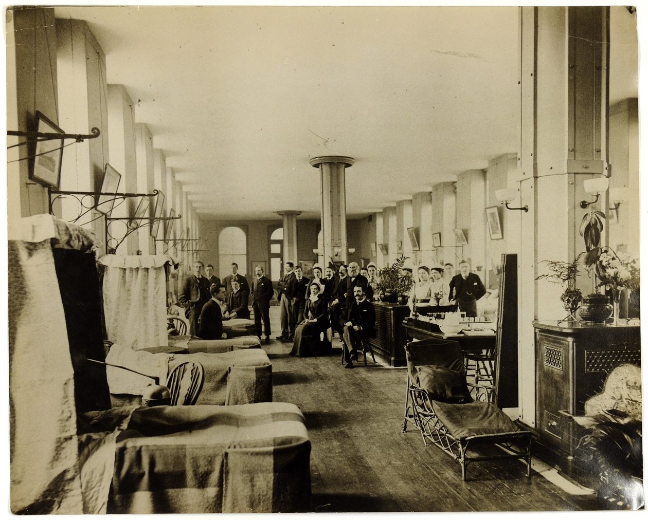 Afdeling in St. Thomas Hospital, Londen, ca. 1890 door English Photographer