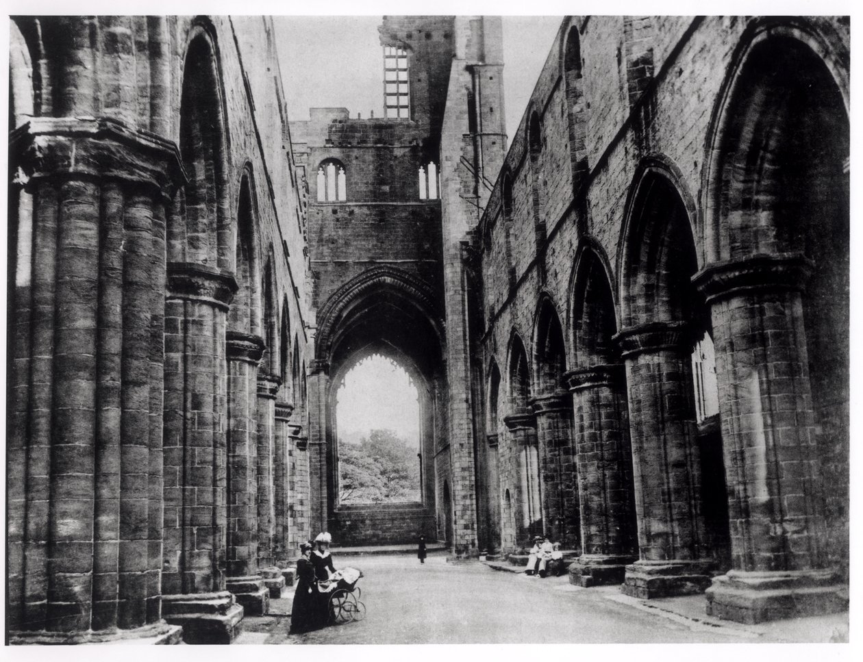 Bezoekers van Kirkstall Abbey door English Photographer English Photographer