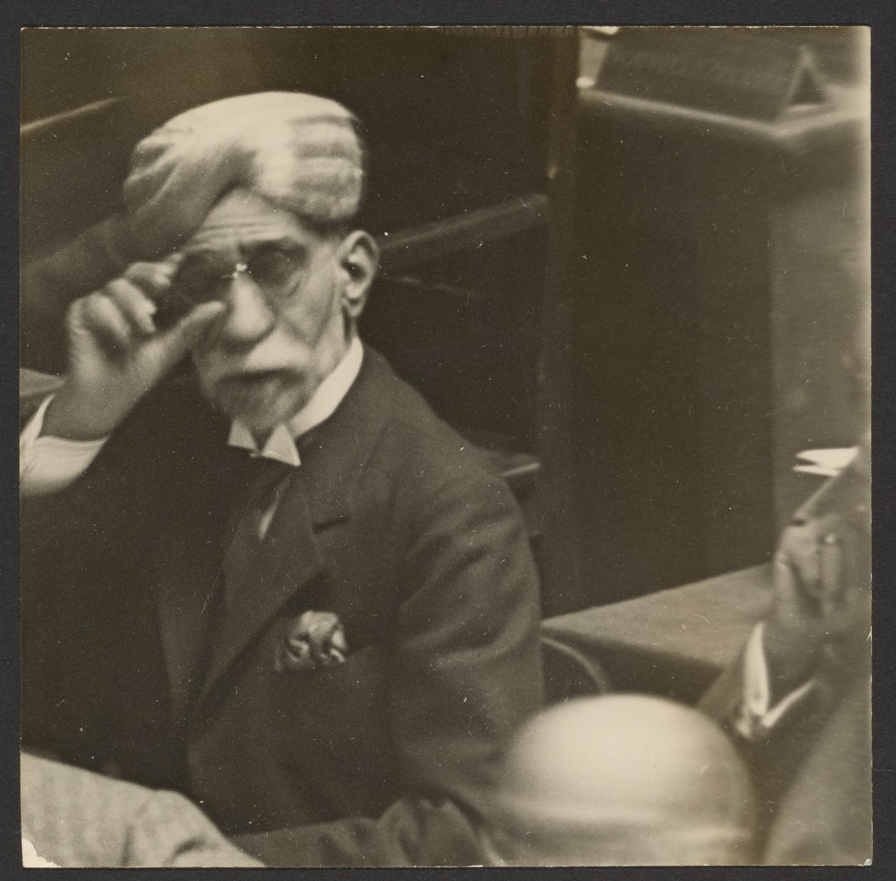 [Zittende man met tulband en donkere bril]. door Erich Salomon