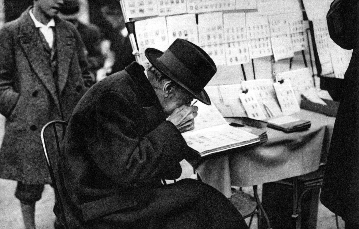 Een oude koper van postzegels, Parijs, 1931 door Ernest Flammarion